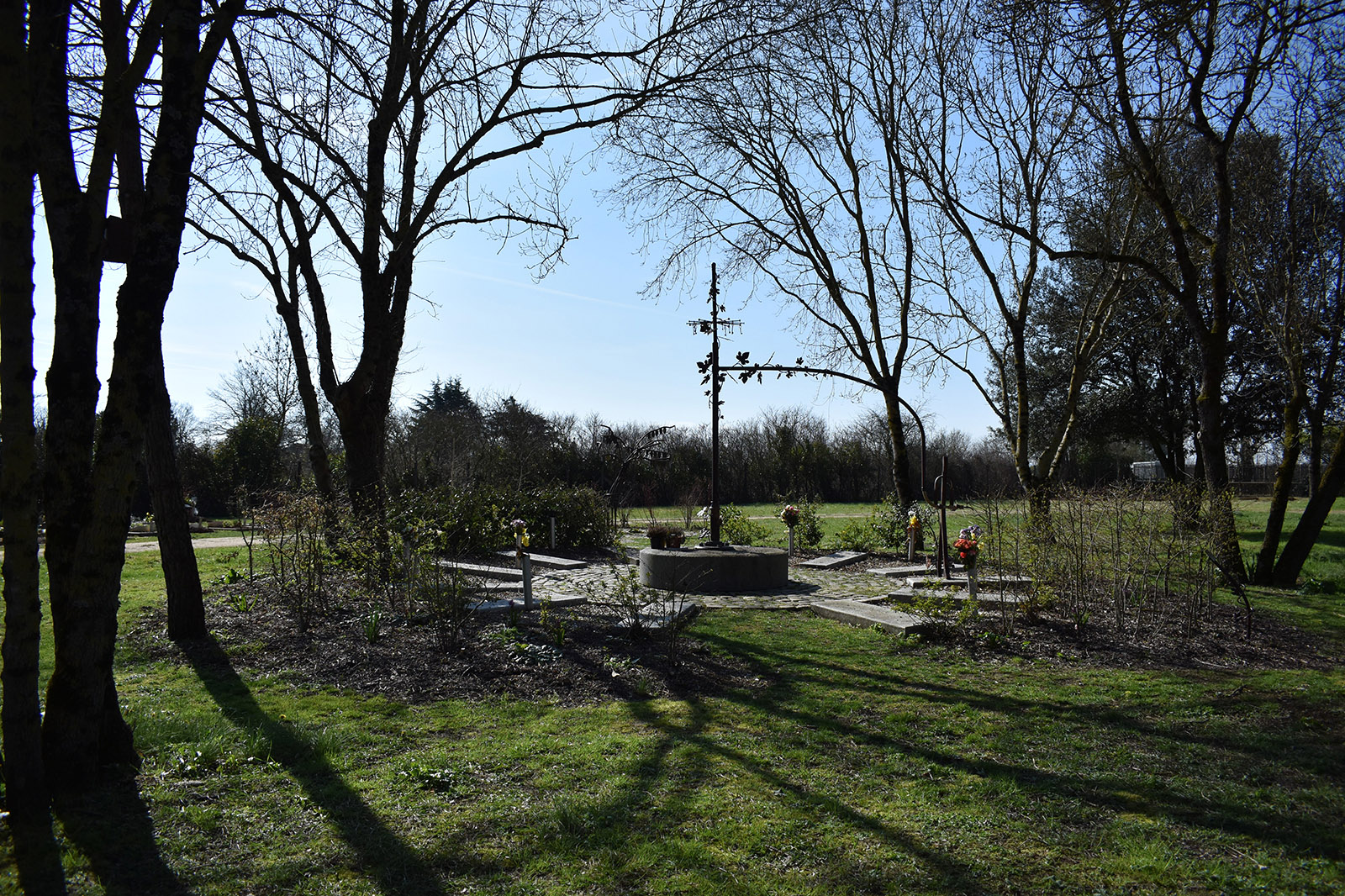Le jardin du souvenir, au centre du cimetière naturelle de Souché, où sont dispersées les cendres des défunt·e·s