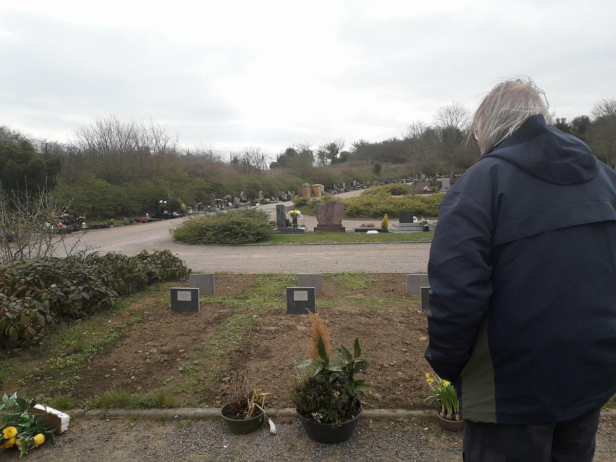 Gilles Débouteux, se tient devant le carré des indigents et regarde le travail effectué pour remettre à  neuf cette partie du cimetière.
